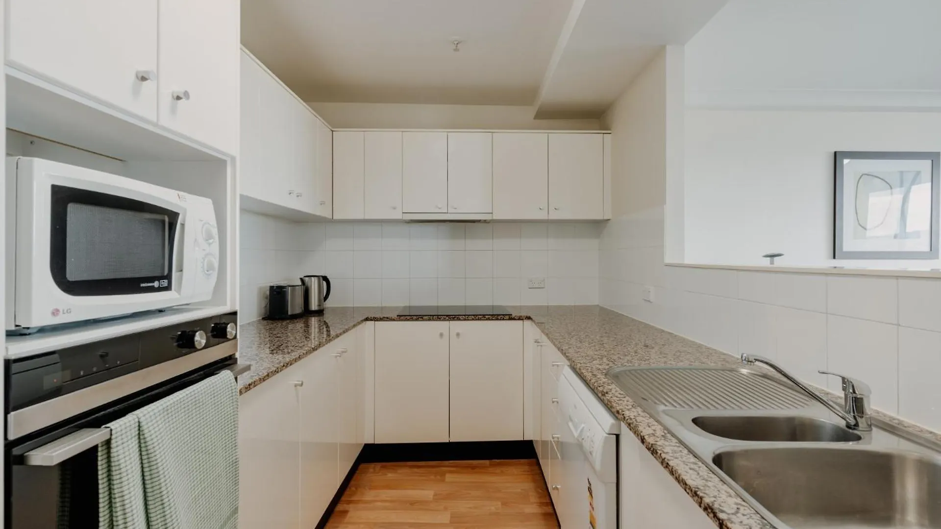 Apartment 2-Bed With Gym, Tennis Court & Stunning Lake Views Canberra