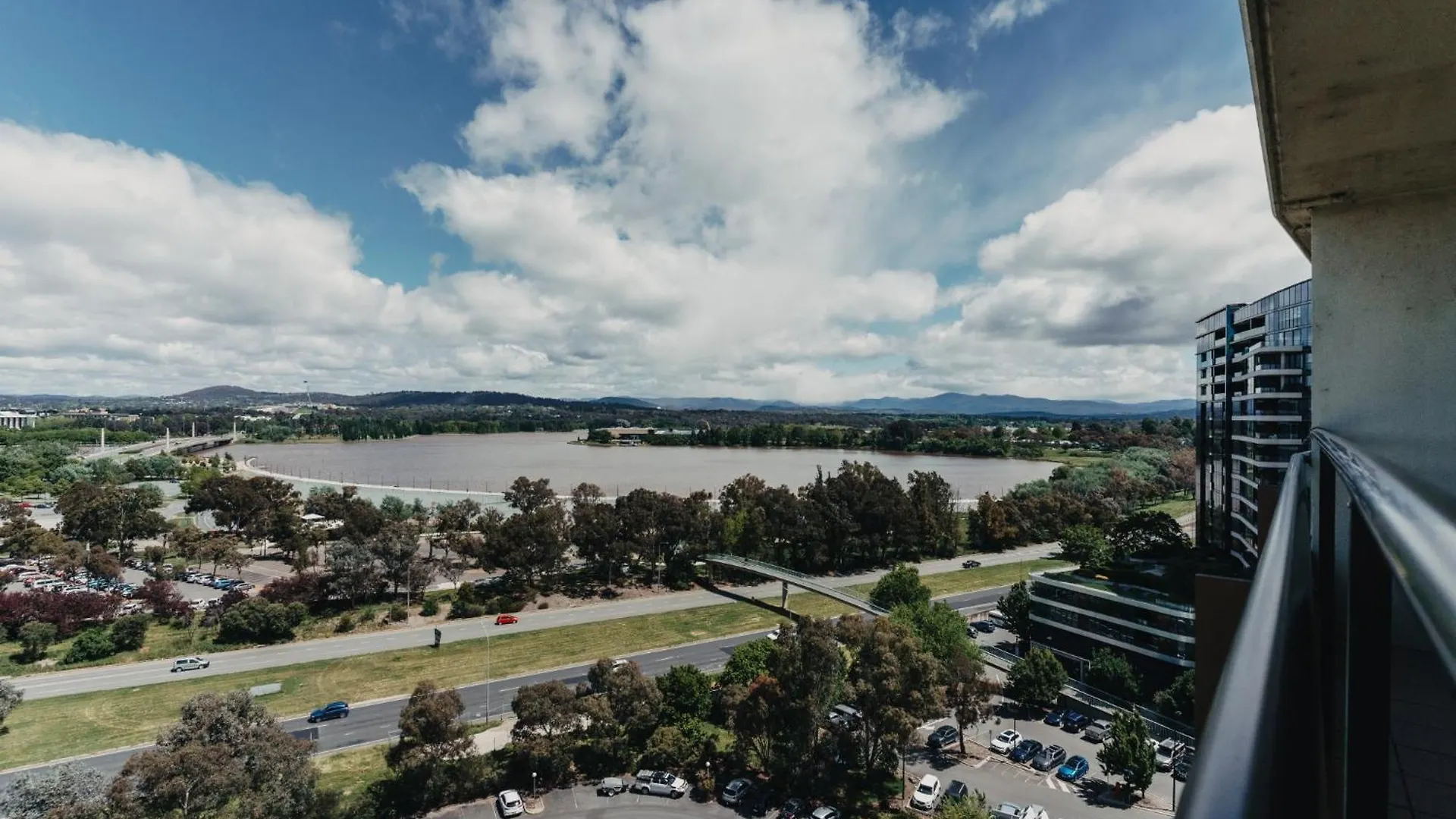 Apartment 2-Bed With Gym, Tennis Court & Stunning Lake Views Canberra Australia