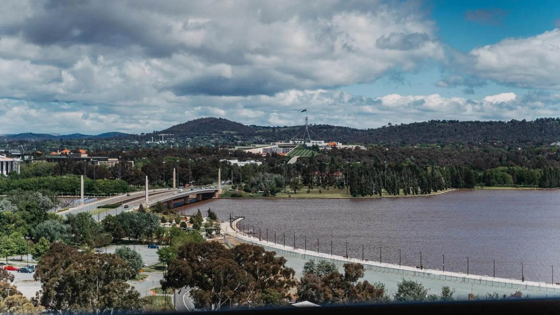 2-Bed With Gym, Tennis Court & Stunning Lake Views Canberra