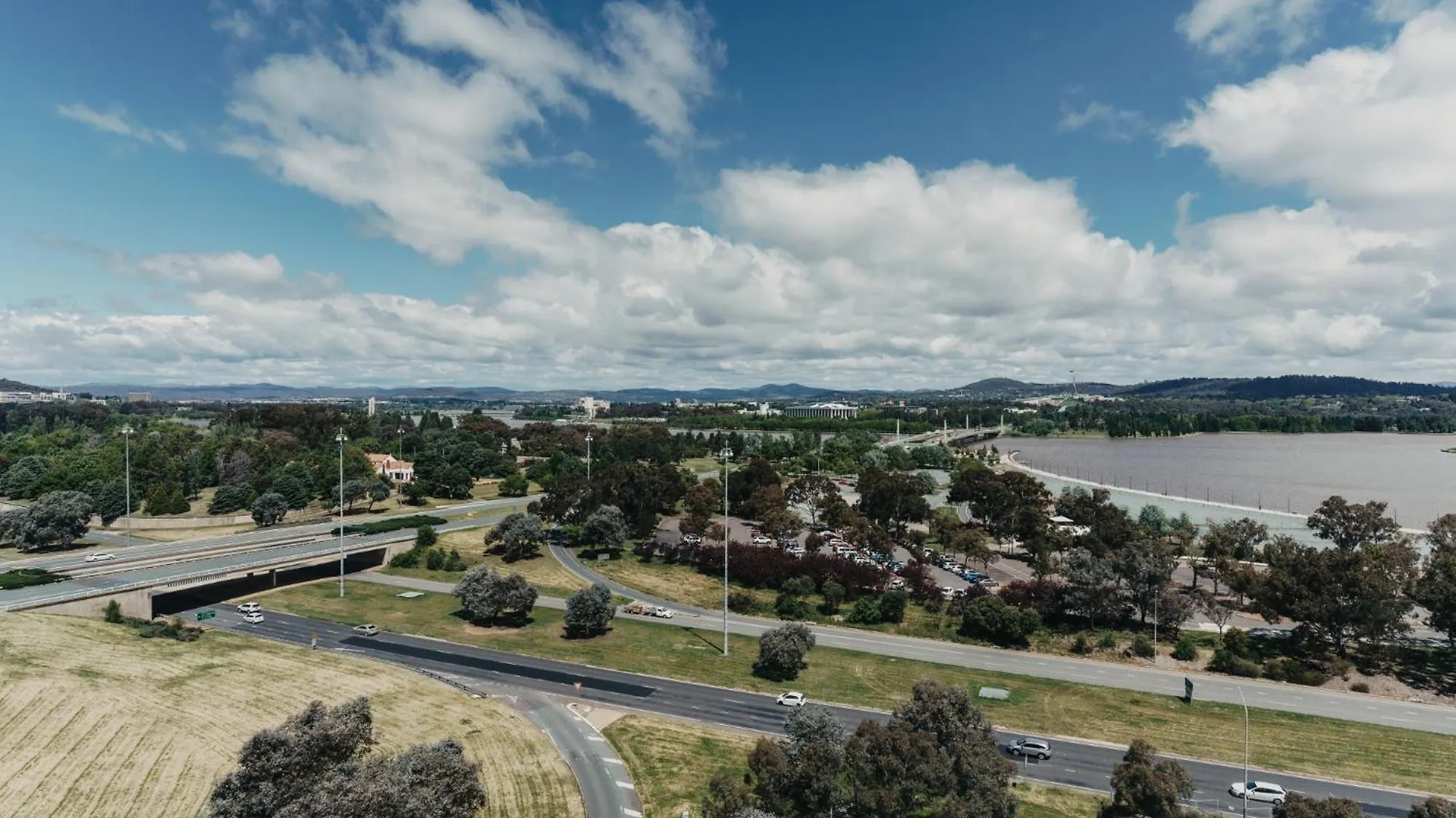 Apartment 2-Bed With Gym, Tennis Court & Stunning Lake Views Canberra